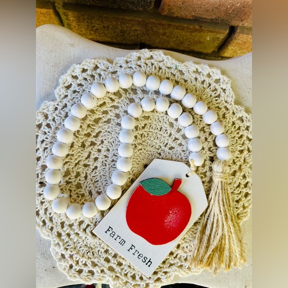 *White Beaded “Farm Fresh” Apple Tag Garland - Picture 12 of 13